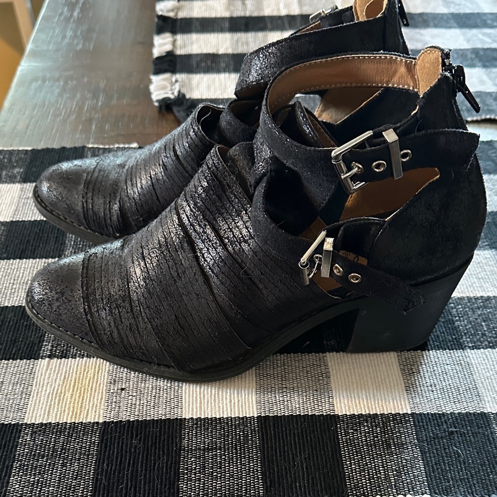 Qupid Black Textured Ankle Booties